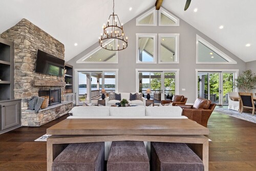 Lake Oconee • Pool Table • 7 King Suites • Kayaks • SUPs