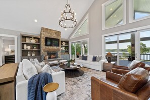 Smart TV, caminetto, studio