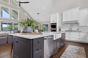 冰箱、微波炉、烤箱、炉灶