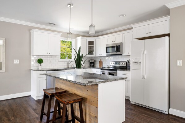 Fridge, microwave, oven, stovetop - Home Away From Home- Walkable, Parking & Central (Charleston)