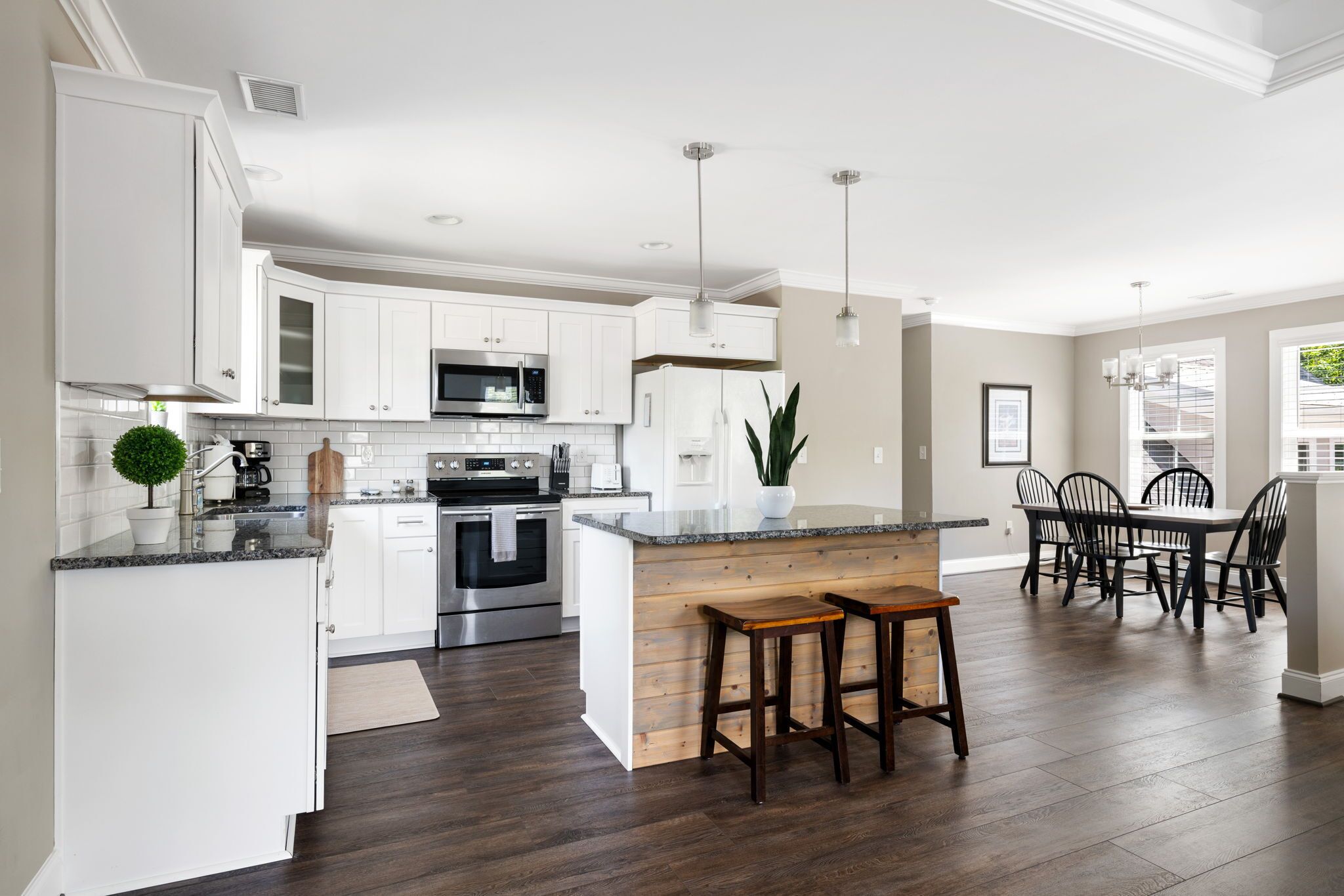 Refrigerador, microondas, horno y parrilla de estufa 