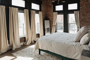 1 slaapkamer, een strijkplank/strijkijzer, wifi, beddengoed