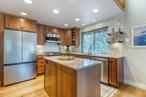 Køleskab, mikrobølgeovn, ovn, kogeplade