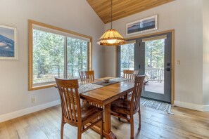 Dining -  Super clean, quiet and comfy 3/2. (Sunriver)