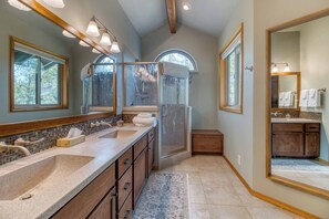 Shower, hair dryer, towels, soap - Super clean, quiet and comfy 3/2. (Sunriver)