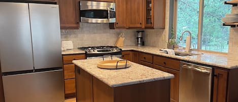 Een koelkast, een microgolfoven, een oven, een kookplaat