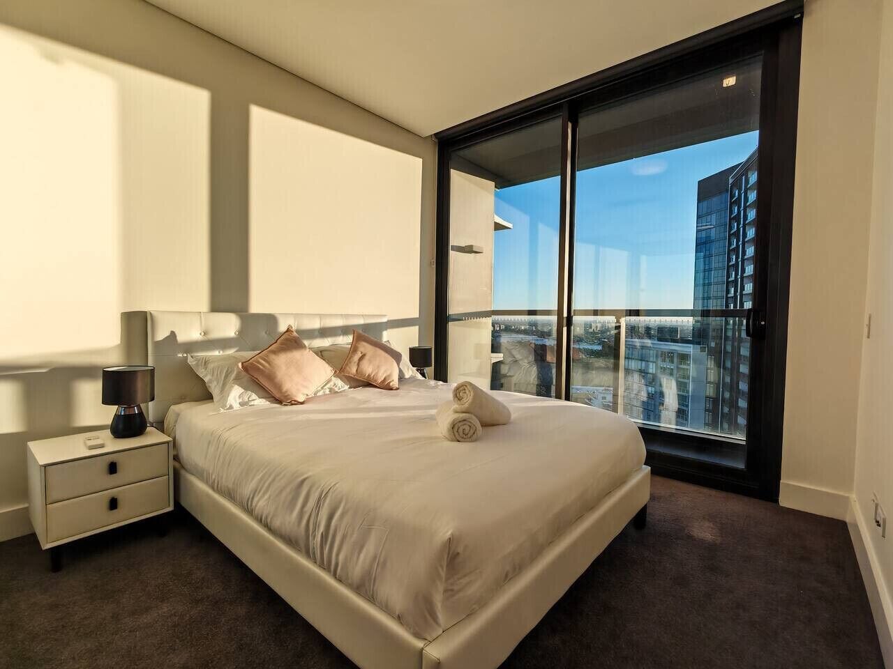 3 slaapkamers, een strijkplank/strijkijzer, gratis wifi, beddengoed