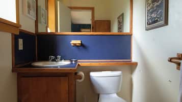 Standard Room, Garden View | Bathroom