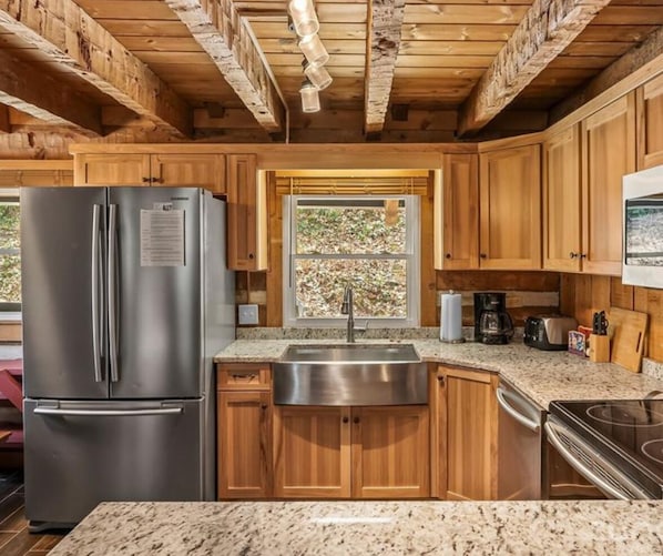 Refrigerador, microondas, horno y parrilla de estufa