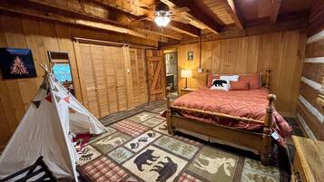 5 habitaciones, escritorio y tabla de planchar con plancha