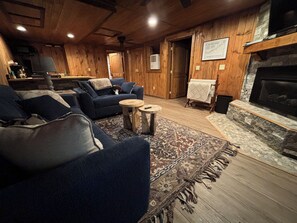 Smart TV, chimenea, reproductor de DVD y libros