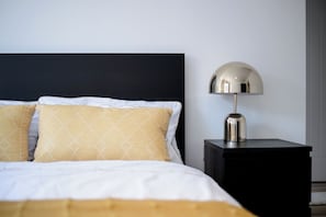 2 bedrooms, desk, iron/ironing board, WiFi