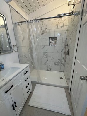 Regadera, toallas, jabón, papel de baño