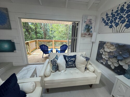 Contemporary-Chic Cozy Cabin Conveniently Located