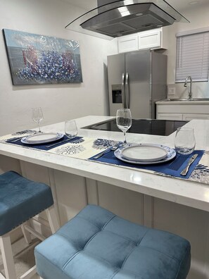 Microondas, horno, placa de cocina y lavavajillas