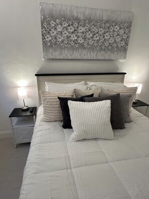 1 bedroom, WiFi, bed sheets - Contemporary-Chic Cozy Cabin Conveniently Located (Tallahassee)