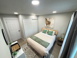 Iron/ironing board, WiFi, bed sheets