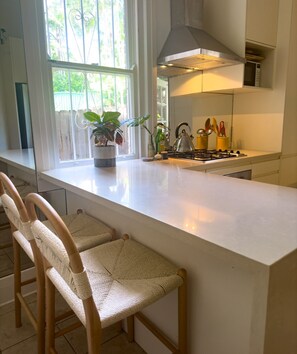 Mikrobølgeovn, ovn, kokeplater og oppvaskmaskin