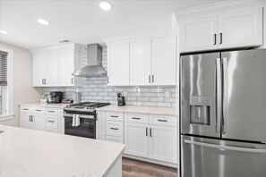 ثلاجة، ميكروويف، فرن، موقد طهي مسطح