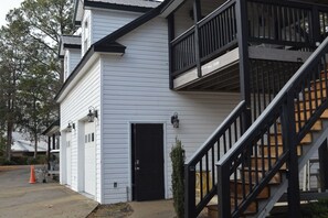 Exterior detail - Gilbert Lake-View Apt – Luxury + WiFi (Gilbert)