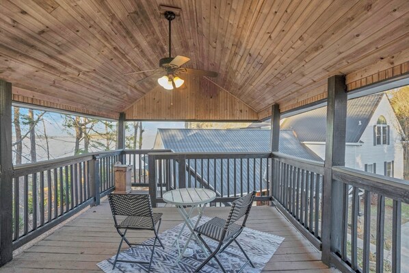 Property grounds - Gilbert Lake-View Apt – Luxury + WiFi (Gilbert)