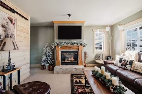 Smart TV, fireplace, books. Boyne Mtn Views! 2BR w/ Patio & Fire Pit Access