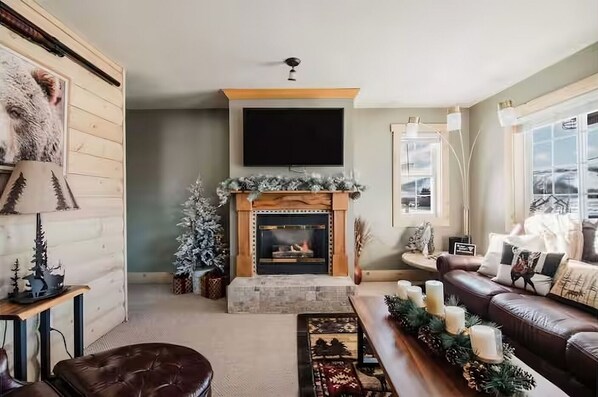 Smart TV, chimenea y libros 