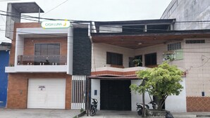 A modern two-story house with a garage, a balcony, and a sign reading "CASA LUNA". - Alojamiento Casa Luna (Iquitos)