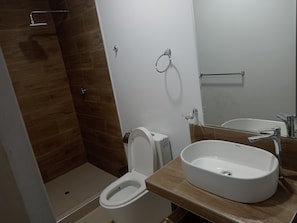 Habitación triple familiar | Baño | Ducha, artículos de higiene personal gratuitos, toallas y jabón