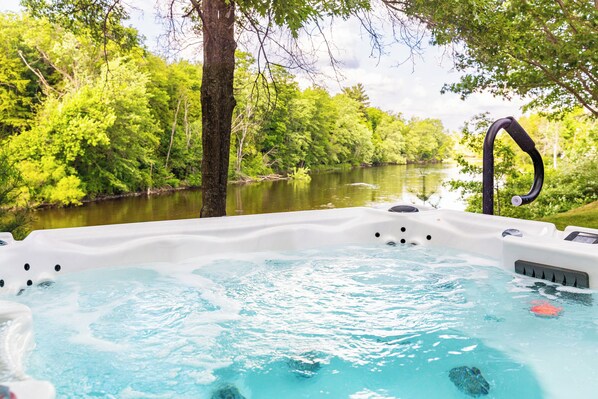 Outdoor spa tub