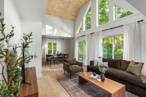 Modern Riverfront Chalet w/ Firepit & Hot Tub