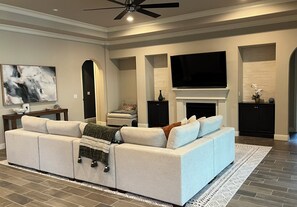 تلفزيون ذكي، مدفأة، مشغل دي في دي