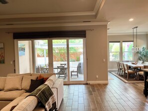 Smart-TV, Kamin, DVD-Player