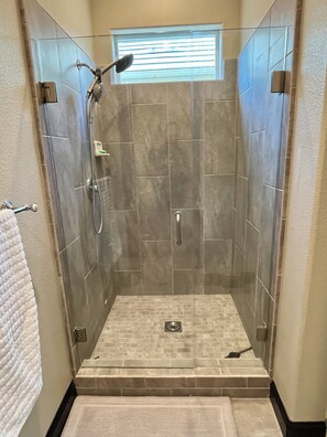 Shower, hair dryer, bidet, towels
