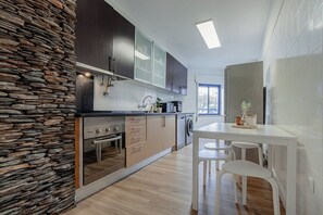 Fridge, microwave, oven, stovetop - Marisol, Spacious T2 with Ac near golf, Aroeira, C (Almada)