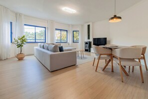 TV, fireplace - Marisol, Spacious T2 with Ac near golf, Aroeira, C (Almada)