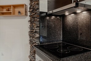 Kühlschrank, Mikrowelle, Ofen, Geschirrspüler