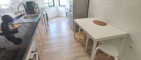 冷蔵庫、電子レンジ、オーブン、食器洗い機