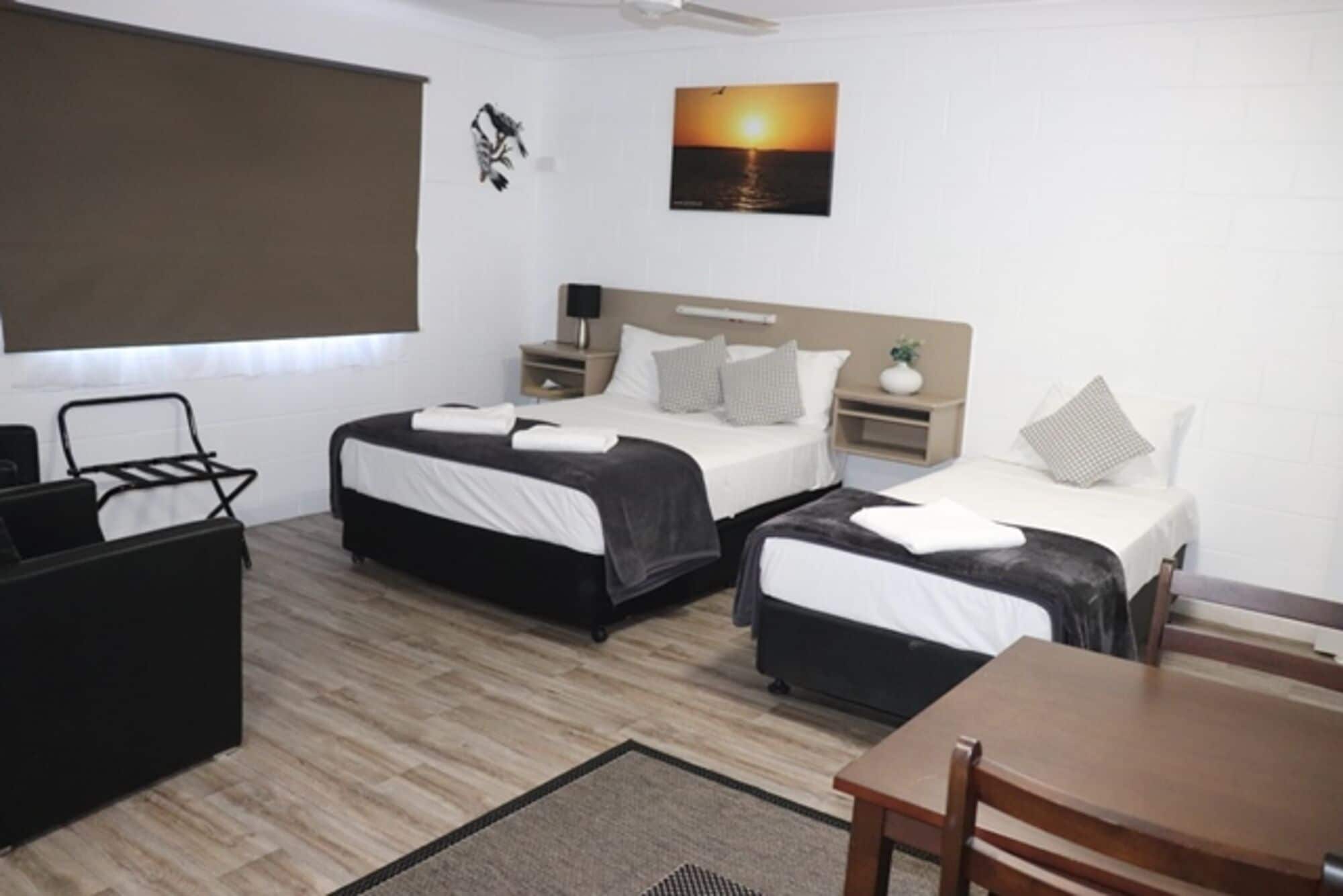 Deluxe Studio | Desk, laptop workspace, soundproofing, free WiFi