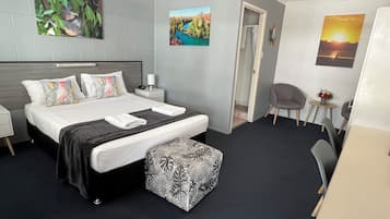 Deluxe Double Room | Meja, ruang kerja komputer riba, kalis bunyi, Wi-fi percuma