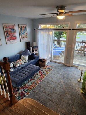 TV - Minutes to downtown, right on the lake. Pet friendly home, sleeps 10 with views! (Saratoga Springs)