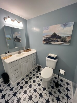 Shower, hair dryer, towels, soap - Minutes to downtown, right on the lake. Pet friendly home, sleeps 10 with views! (Saratoga Springs)