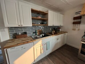 Microwave, oven, stovetop, dishwasher - Minutes to downtown, right on the lake. Pet friendly home, sleeps 10 with views! (Saratoga Springs)