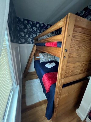 3 habitaciones, tabla de planchar con plancha, wifi y ropa de cama 