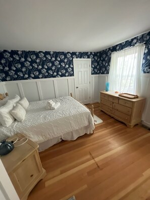 3 bedrooms, iron/ironing board, WiFi, bed sheets - Minutes to downtown, right on the lake. Pet friendly home, sleeps 10 with views! (Saratoga Springs)