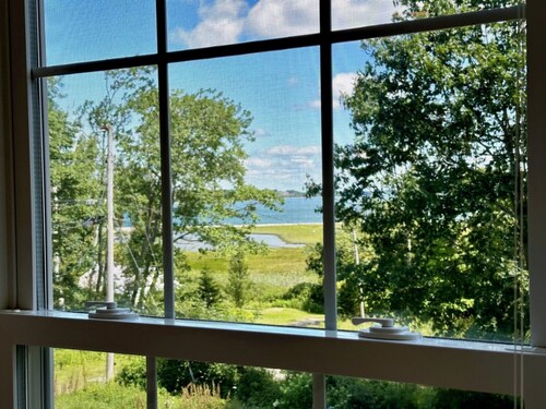 Coastal Retreat Near Beach w/ Ocean Views, dog friendly !