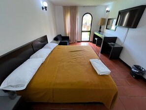 Iron/ironing board, WiFi, bed sheets