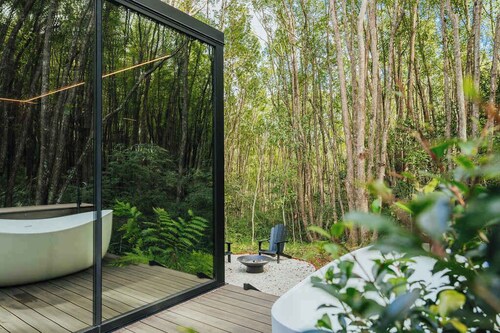 Luxury Mirror Home in Byron Bay Hinterland