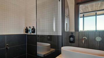 Een douche, shampoo