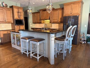 Private kitchen - Charming 4-bdr chateau in Neenah. Includes 75 ft RV pad with power & water h/u's (Neenah)